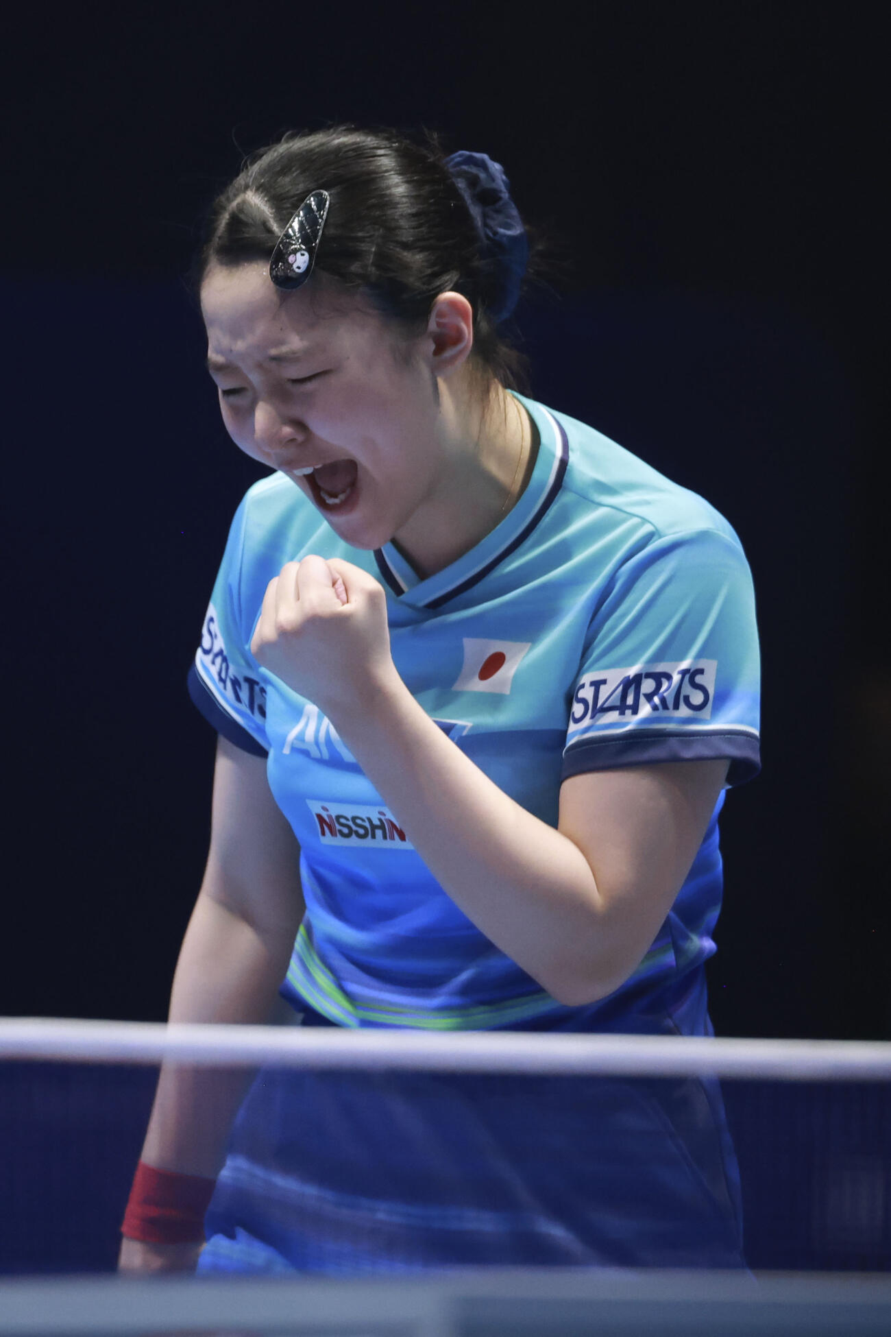 女子決勝の中国戦、第1試合でガッツポーズする張本美和＝ロンドン（共同）