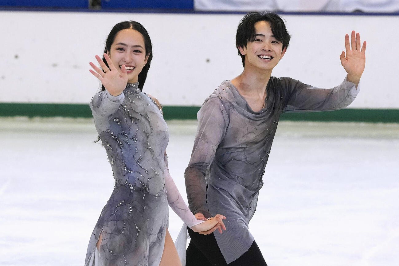 イヨテツスポーツセンターでの演技を終え、手を振るアイスダンスの櫛田育良（左）、島田高志郎組（共同）