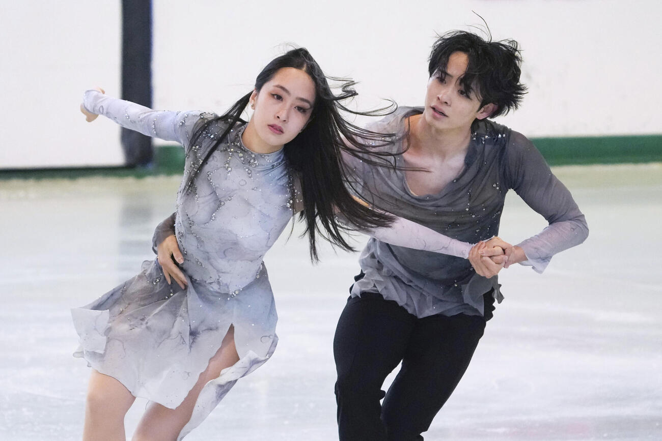 イヨテツスポーツセンターで演技するアイスダンスの櫛田育良（左）、島田高志郎組（共同）