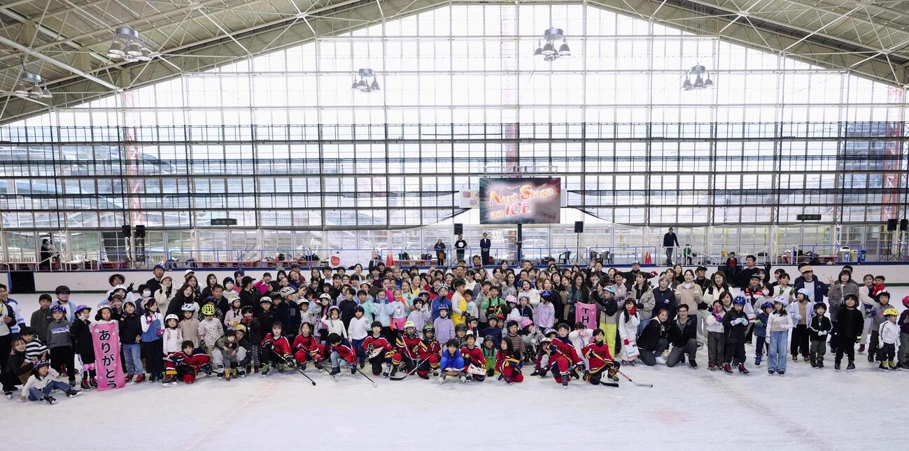 特別イベントが開かれたイヨテツスポーツセンターで記念撮影する参加者（共同）