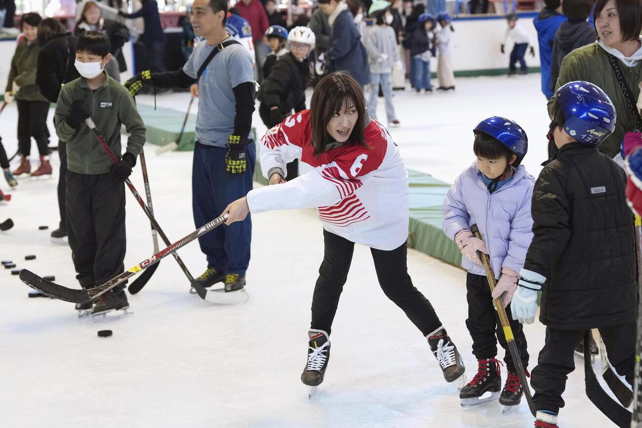 イヨテツスポーツセンターのイベントに登場したアイスホッケー女子の元日本代表、鈴木世奈さん（中央）（共同）