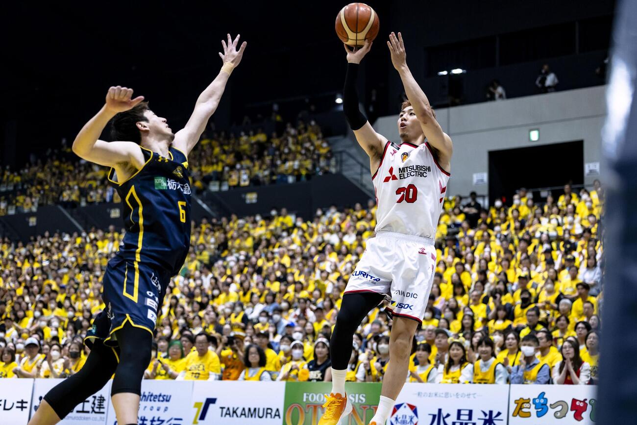 宇都宮戦でシュートを放つ名古屋Dの今村（右）＝日環アリーナ栃木（C）B．LEAGUE（共同）