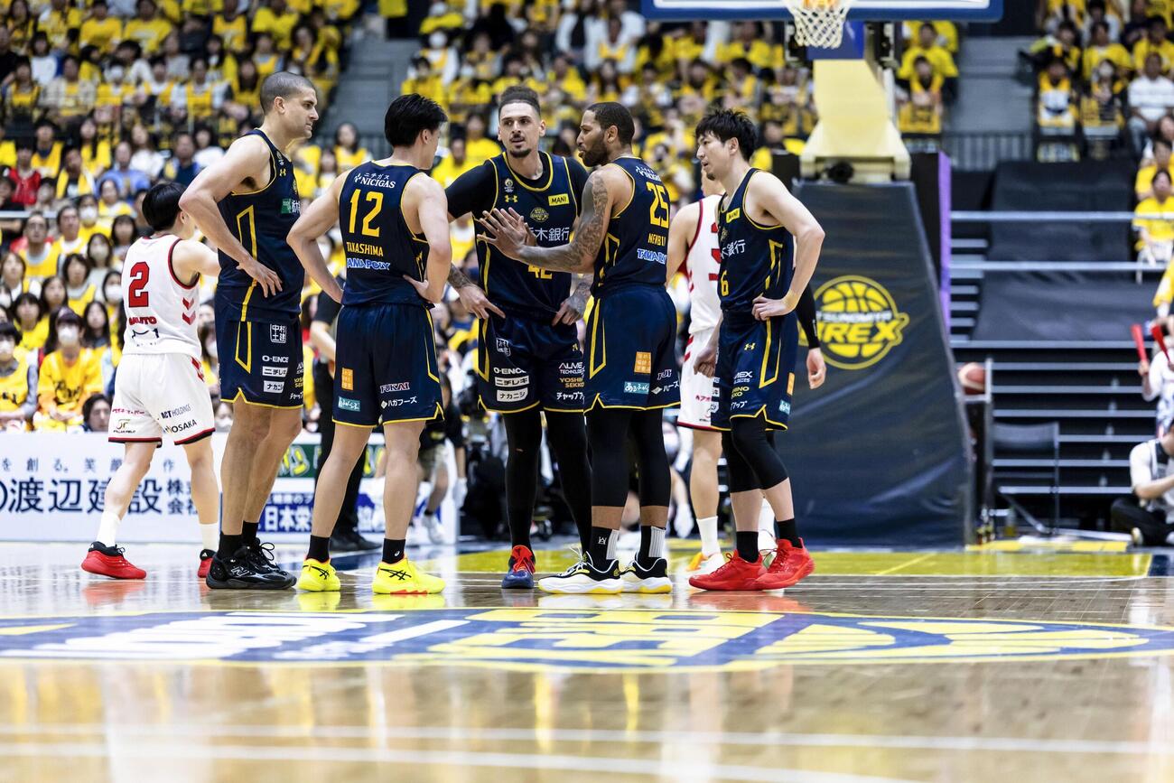 名古屋D戦でコート上に集まる宇都宮の選手たち＝日環アリーナ栃木（C）B．LEAGUE（共同）