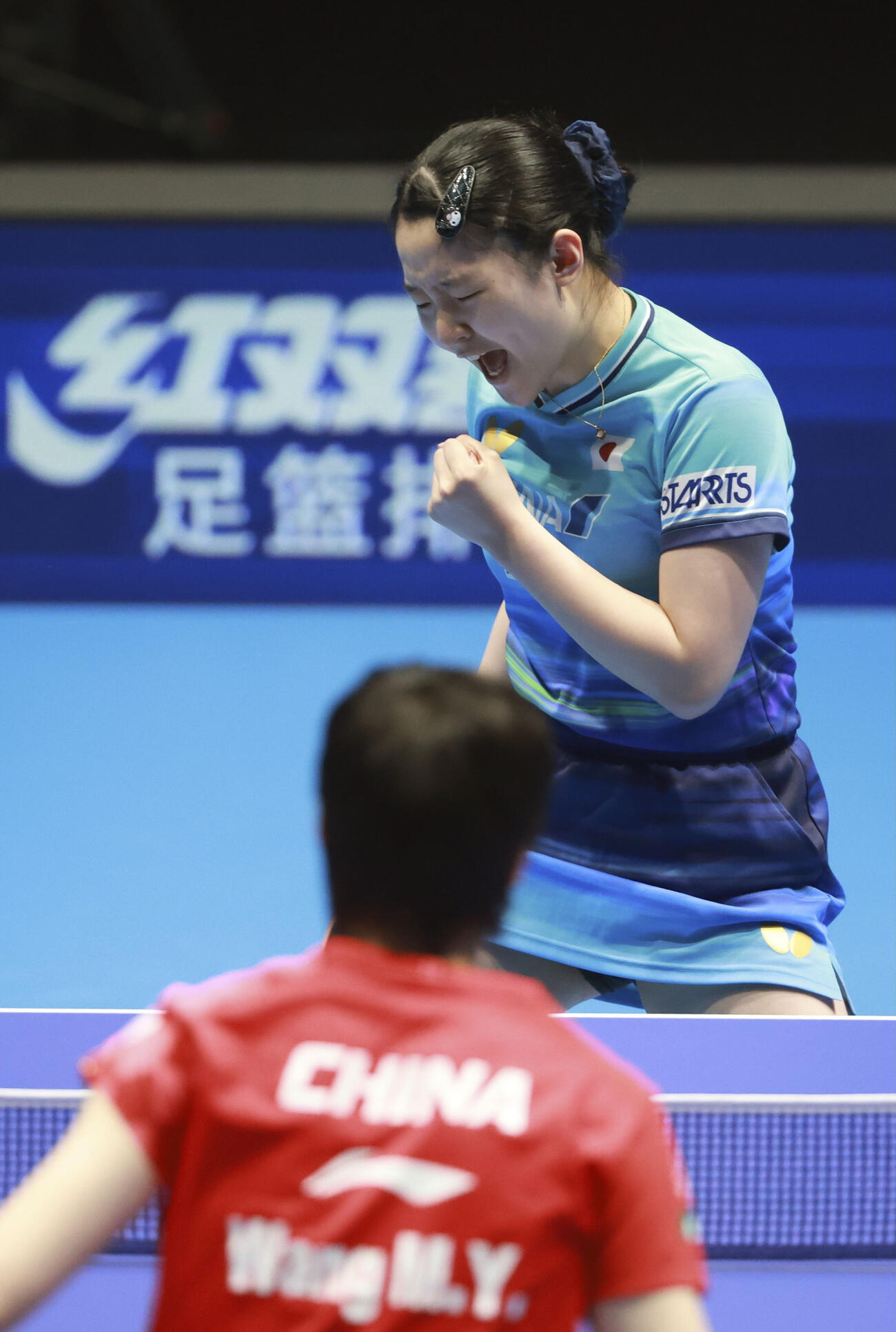 女子決勝の中国戦、第1試合でガッツポーズする張本美和＝ロンドン（共同）