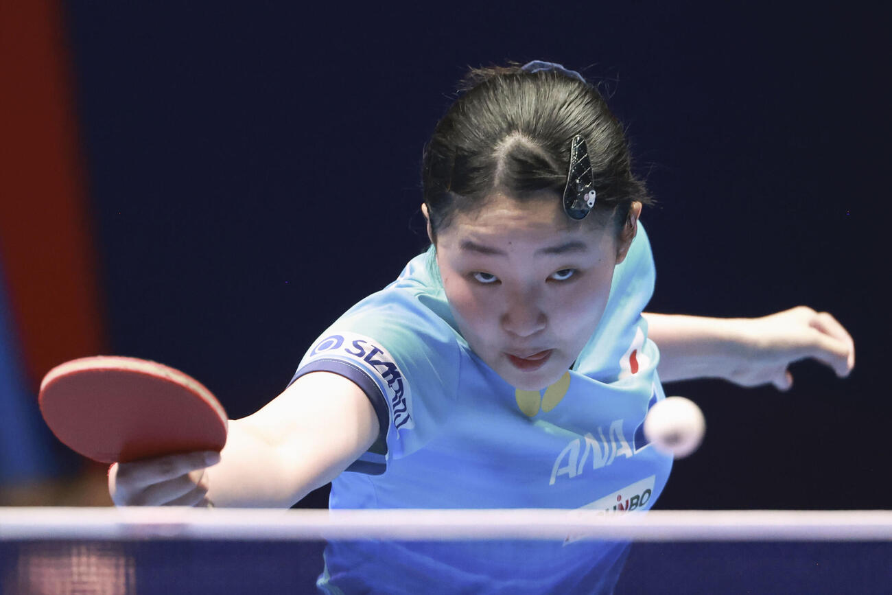 女子決勝の中国戦、第1試合でプレーする張本美和＝ロンドン（共同）