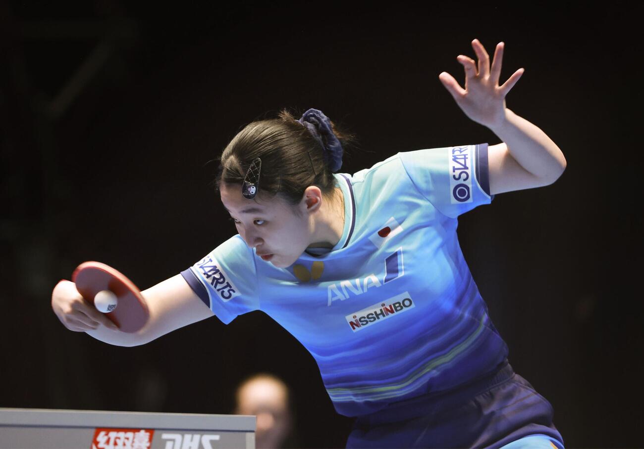 女子決勝の中国戦、第1試合でプレーする張本美和＝ロンドン（共同）