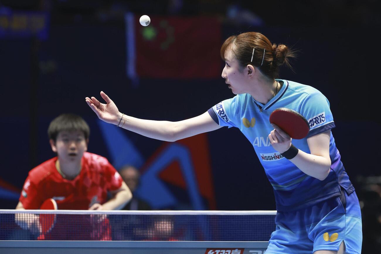 女子決勝の中国戦、第2試合でプレーする早田ひな（共同）
