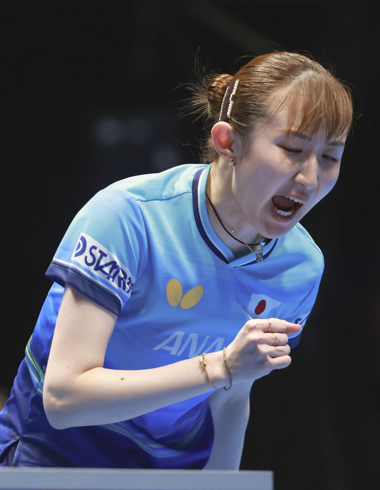女子決勝の中国戦、第2試合でガッツポーズする早田ひな＝ロンドン（共同）