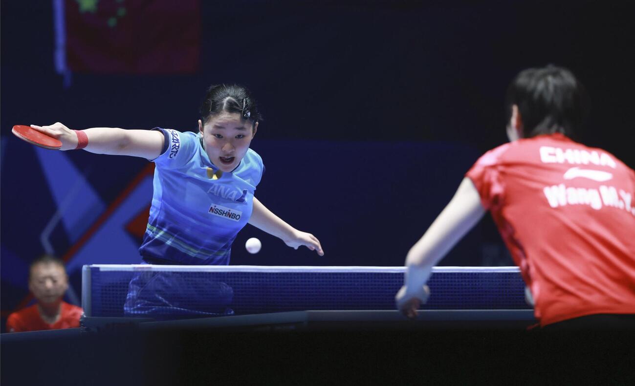女子決勝の中国戦、第1試合でプレーする張本美和＝ロンドン（共同）