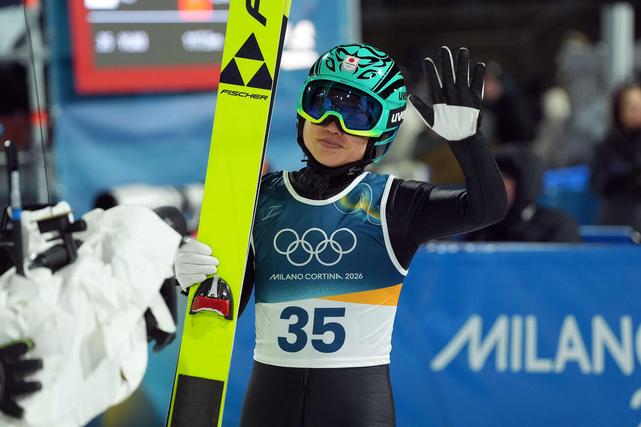 2026ミラノ・コルティナ冬季五輪　女子個人ラージヒル　飛躍を終えた伊藤（撮影・パオロ　ヌッチ）