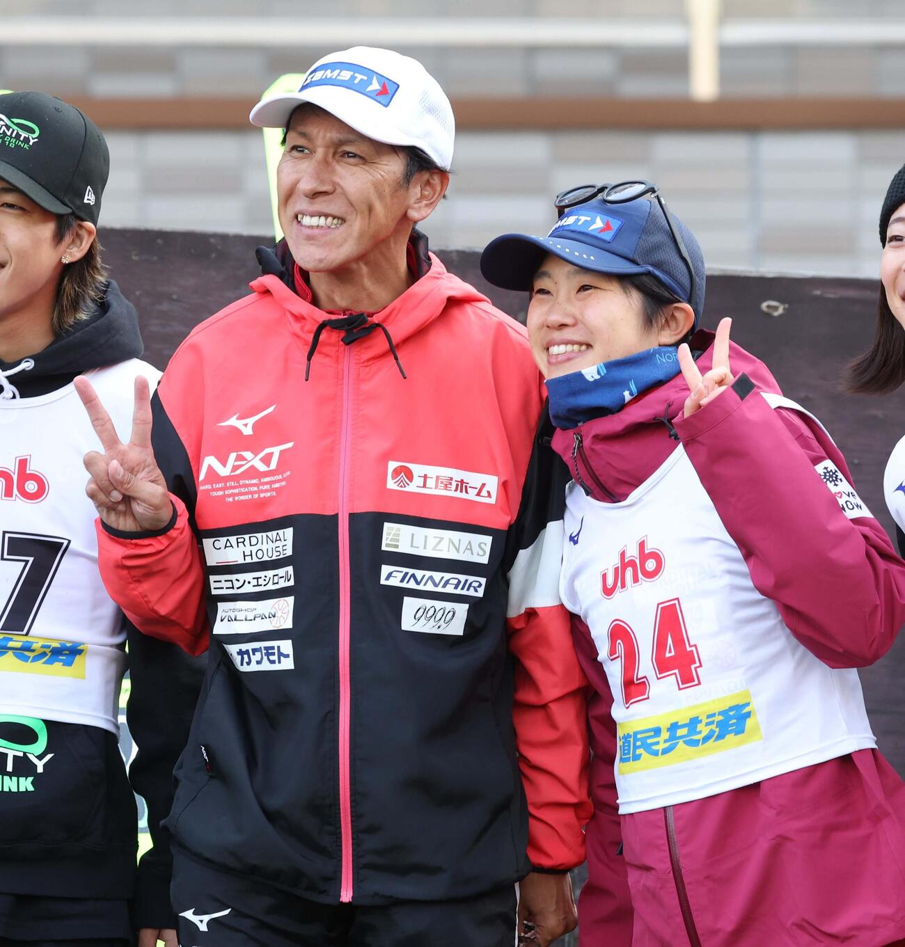 24年10月26日　UHB杯ジャンプ大会　3位に入った葛西（左）と記念撮影する女子優勝の伊藤（撮影・黒川智章）