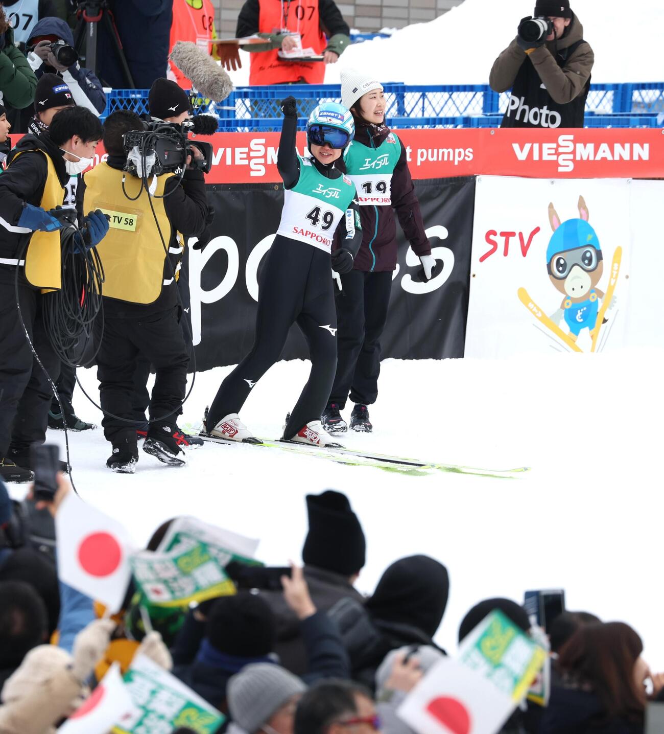 24年1月14日　女子ジャンプW杯札幌大会　女子個人第10戦　ラージヒル　優勝しガッツポーズの伊藤有希
