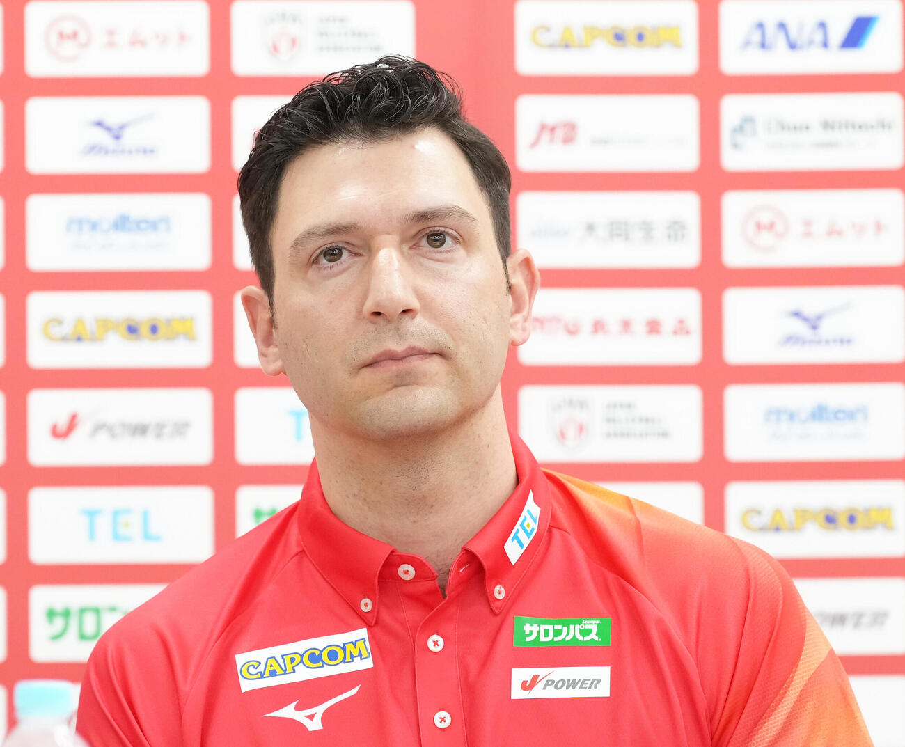 会見に臨むバレーボール女子日本代表フェルハト・アクバシュ監督（撮影・足立雅史）