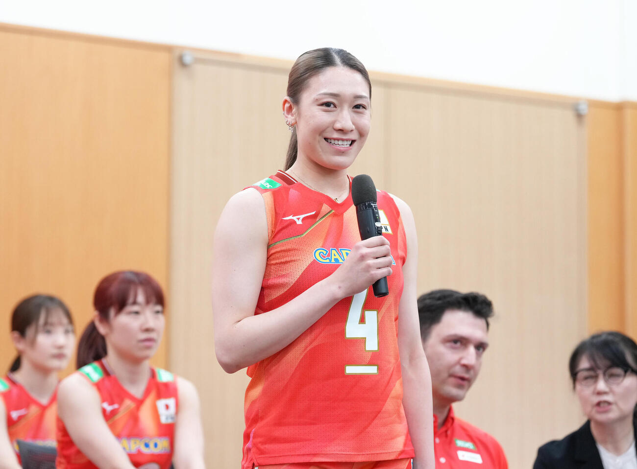 会見で意気込みを語る石川真佑（撮影・足立雅史）
