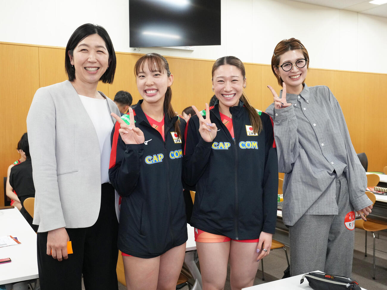 バレーボール女子日本代表の取材中、笑顔を見せる、左から荒木絵里香氏、関菜々巳、石川真佑、木村沙織氏（撮影・足立雅史）