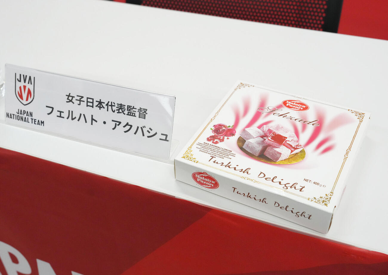 会見を前にバレーボール女子日本代表フェルハト・アクバシュ監督が報道陣に配ったトルコのお菓子（撮影・足立雅史）