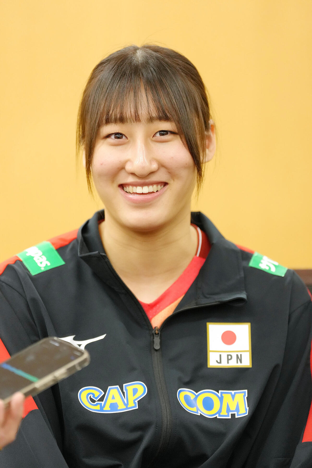 バレーボール女子日本代表の取材中、笑顔を見せる秋本美空（撮影・足立雅史）