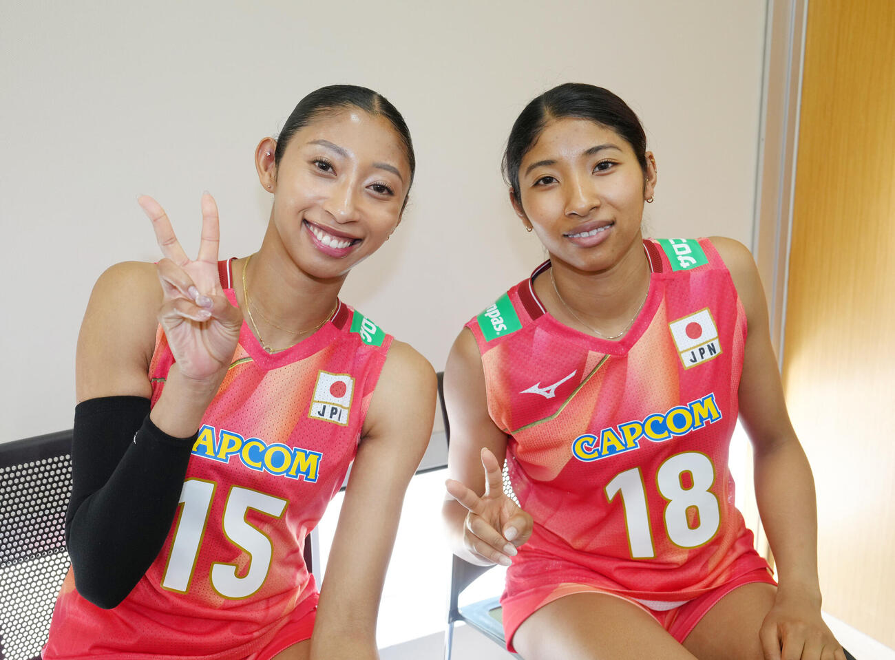 笑顔でピースする宮部藍梨（左）と宮部愛芽世（撮影・足立雅史）
