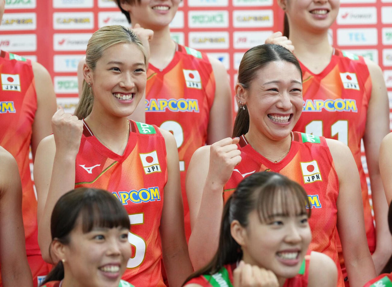集合写真撮影で笑顔を見せる佐藤淑乃（左）と石川真佑（撮影・足立雅史）