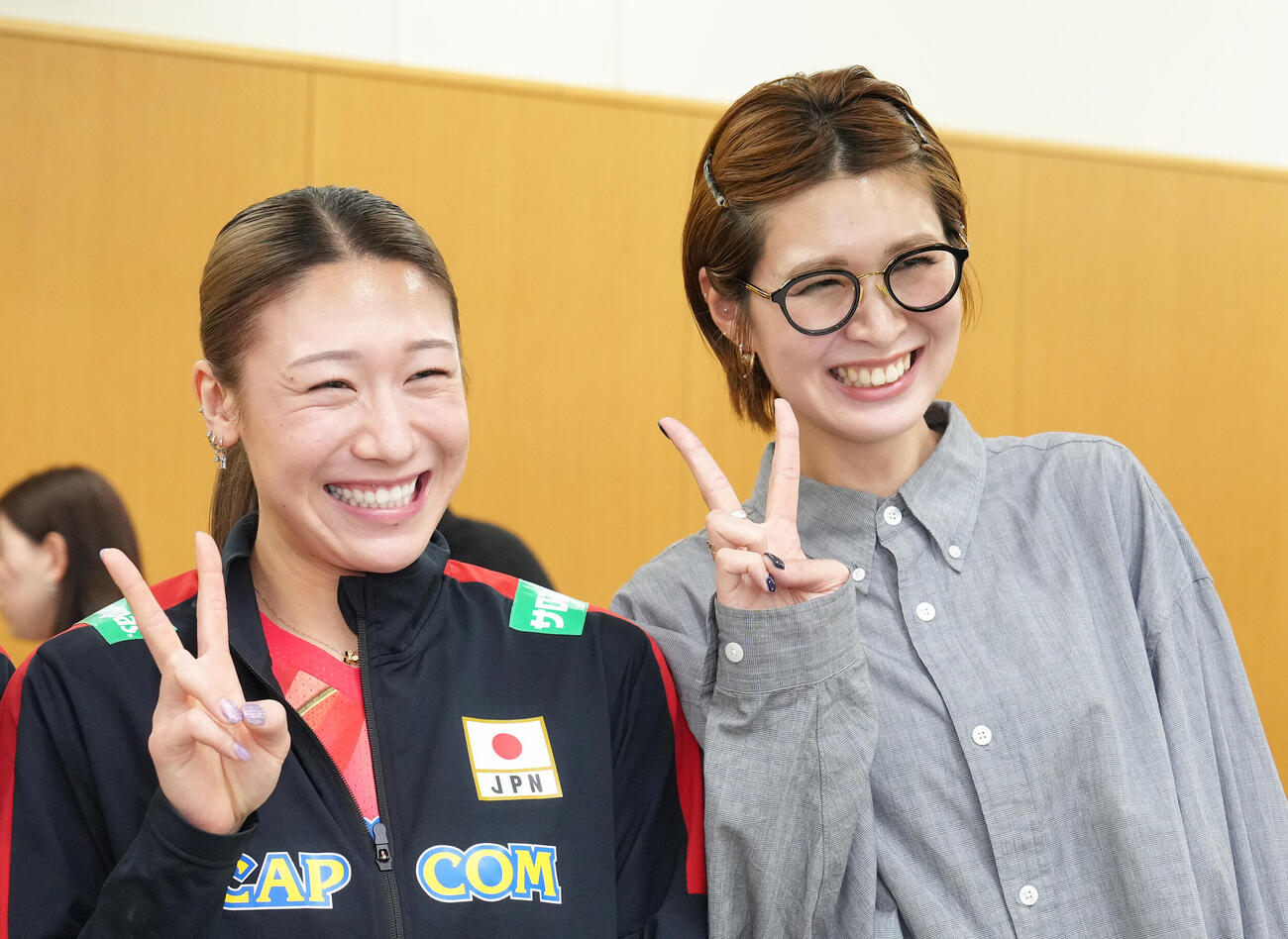 笑顔でピースする石川真佑（左）と木村沙織氏（撮影・足立雅史）