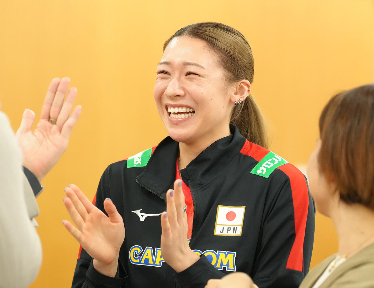 関係者と談笑する石川真佑（撮影・足立雅史）