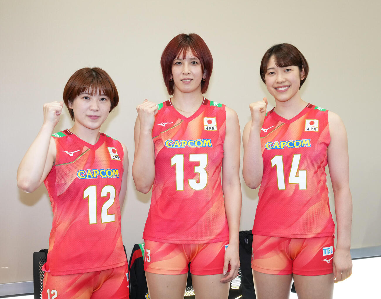 取材中、笑顔を見せる、左から福留慧美、山口真季、塩出仁美（撮影・足立雅史）