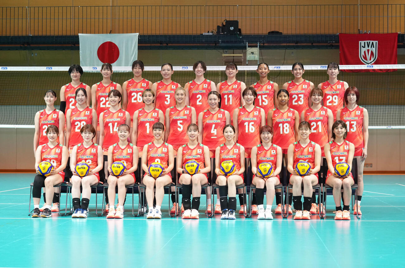 練習公開を前に集合写真撮影に臨むバレーボール女子日本代表（撮影・足立雅史）