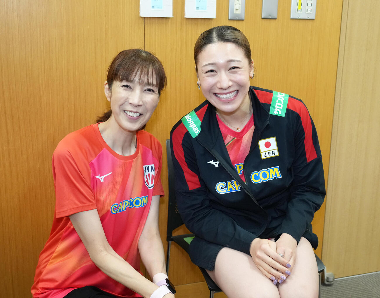 取材中、記念撮影に笑顔を見せる大林素子氏（左）と石川真佑（撮影・足立雅史）