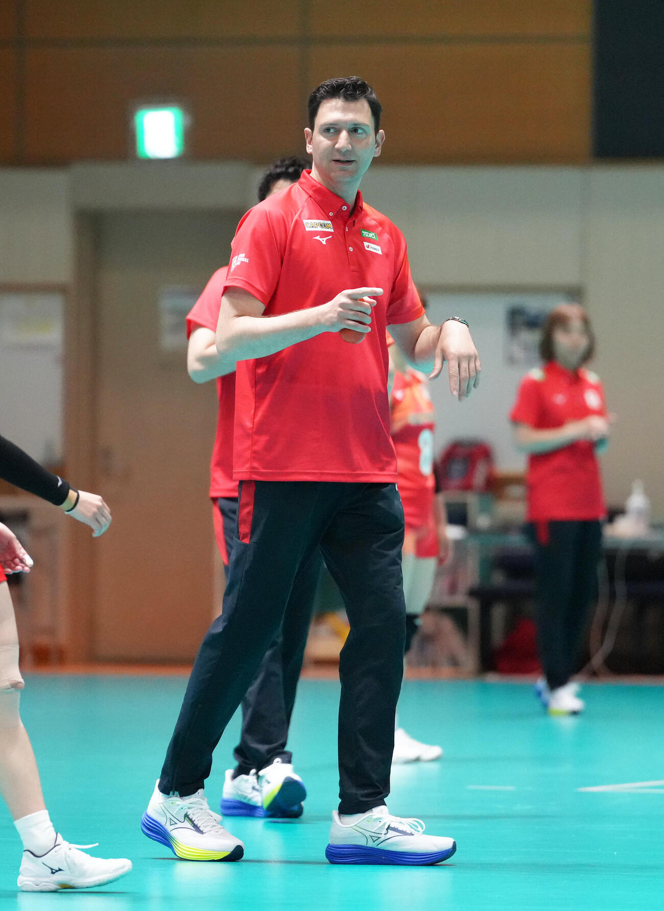 練習中、指示を出す女子日本代表フェルハト・アクバシュ監督（中央右）（撮影・足立雅史）