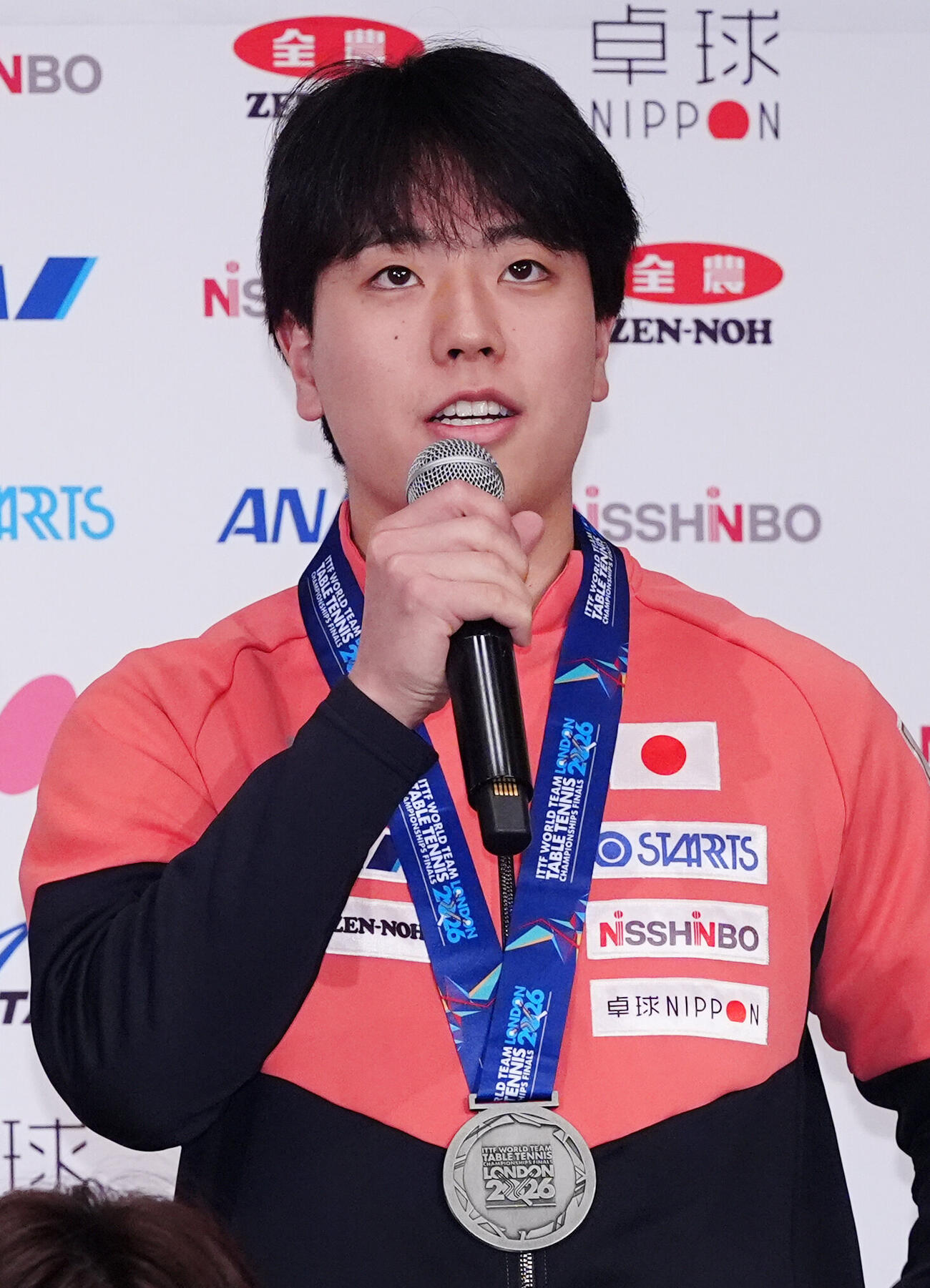 世界選手権団体戦が行われた英国・ロンドンから帰国し、会見を行う卓球日本代表の篠塚大登（撮影・江口和貴）
