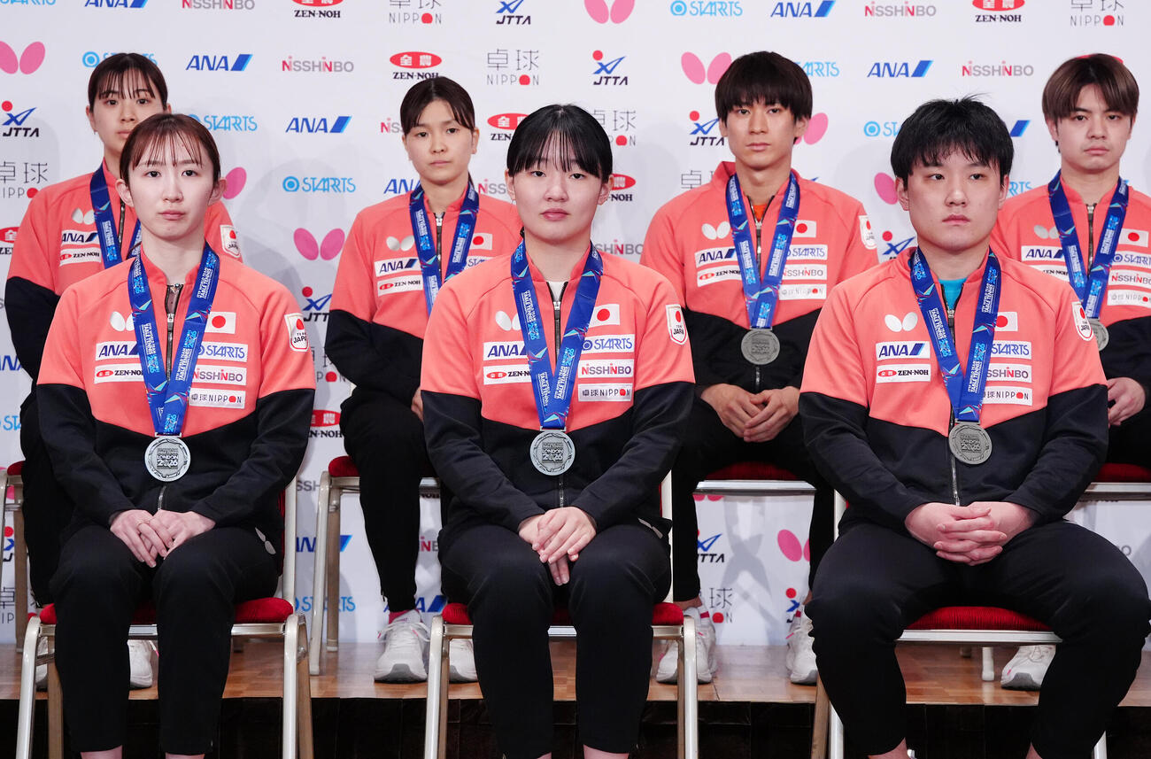 世界選手権団体戦が行われた英国・ロンドンから帰国し、会見を行う卓球日本代表の選手たち。前列左から早田ひな、張本美和、張本智和（撮影・江口和貴）