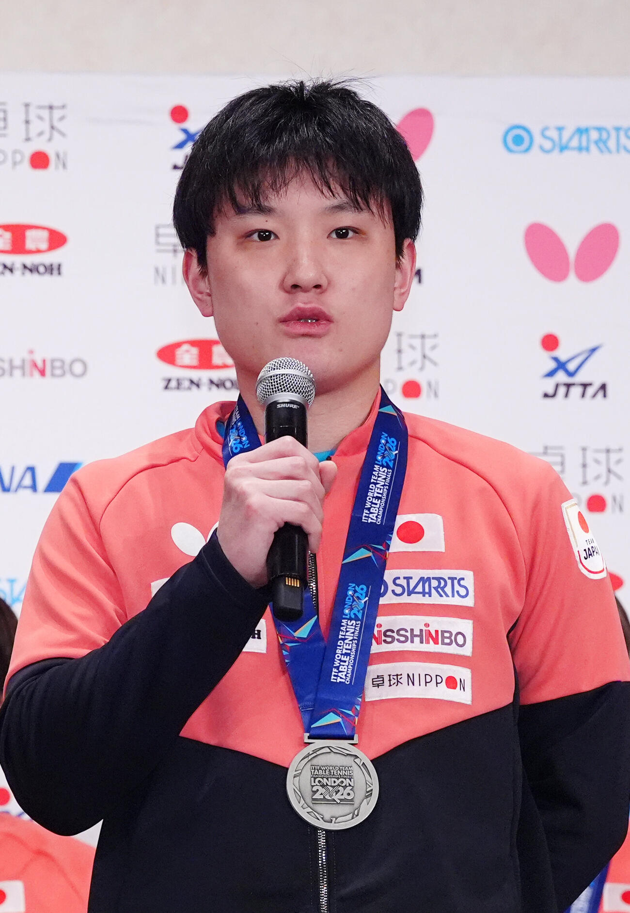 世界選手権団体戦が行われた英国・ロンドンから帰国し、会見を行う卓球日本代表の張本智和（撮影・江口和貴）