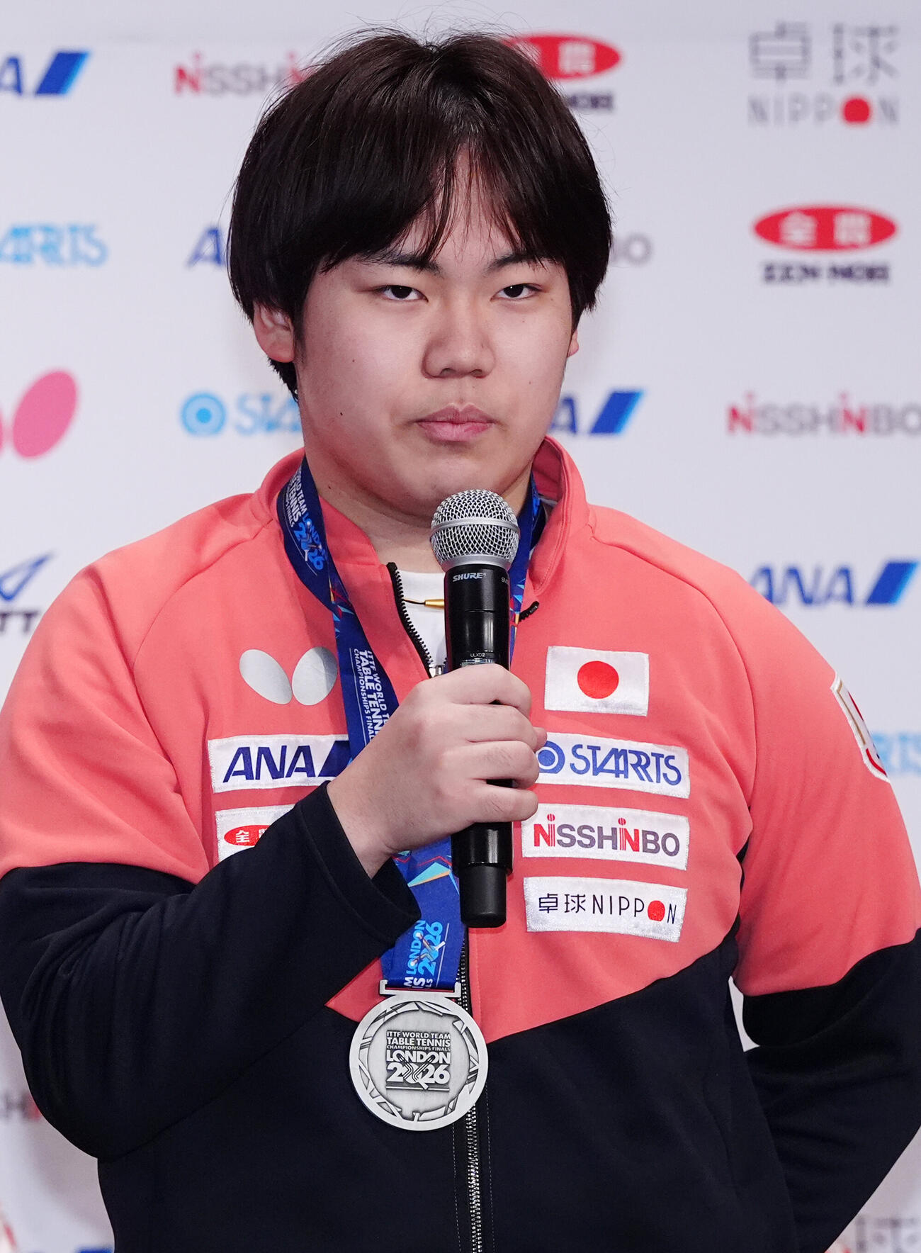 世界選手権団体戦が行われた英国・ロンドンから帰国し、会見を行う卓球日本代表の松島輝空（撮影・江口和貴）