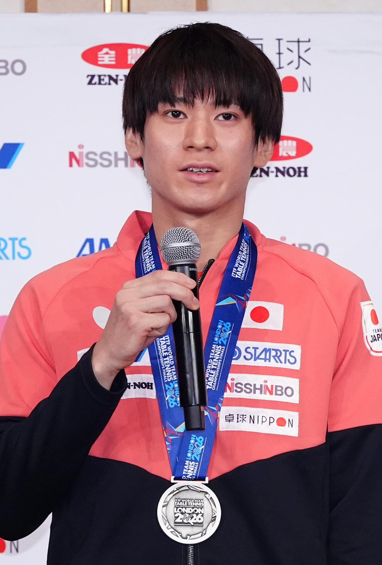 世界選手権団体戦が行われた英国・ロンドンから帰国し、会見を行う卓球日本代表の戸上隼輔（撮影・江口和貴）