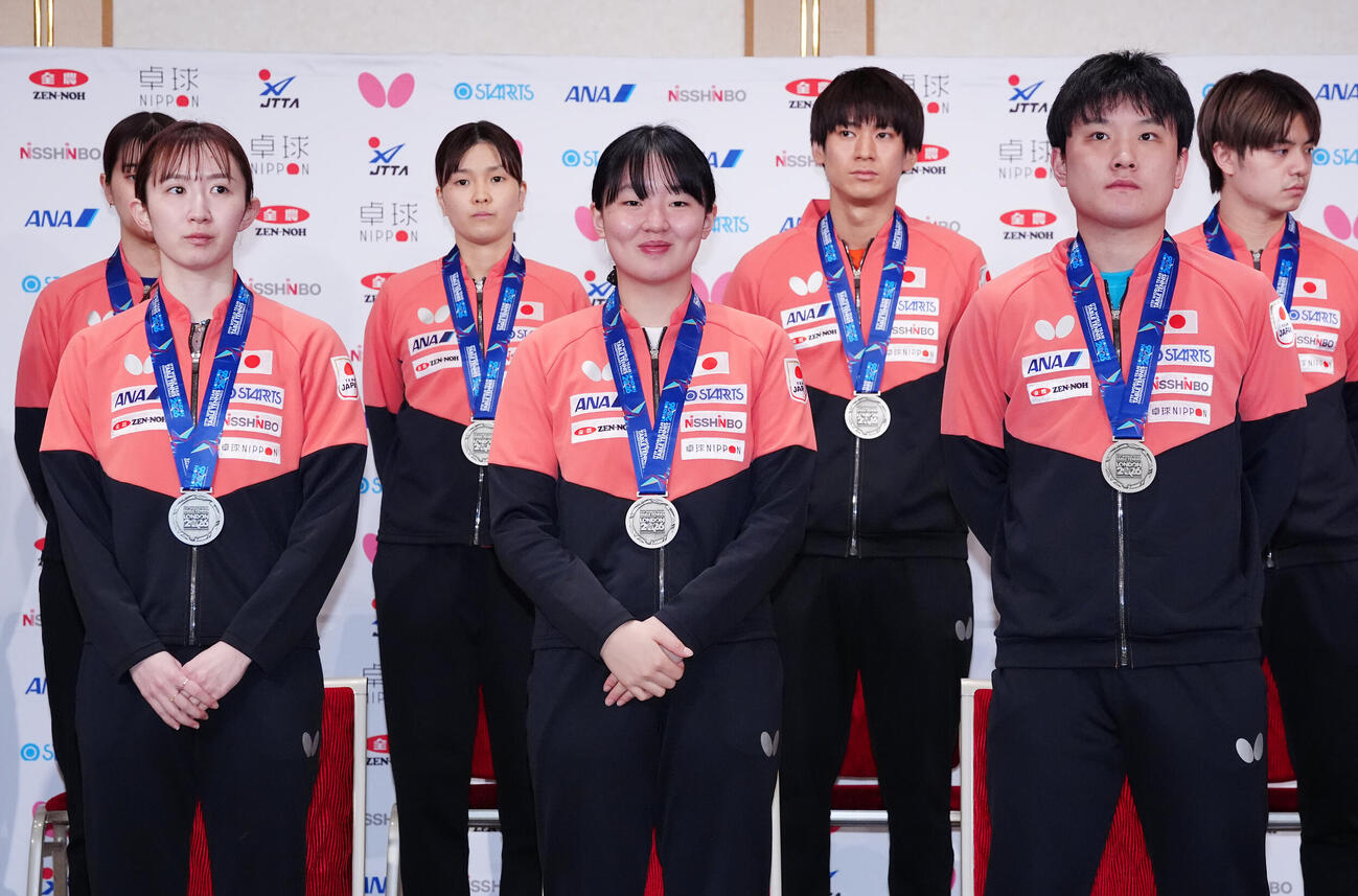 世界選手権団体戦が行われた英国・ロンドンから帰国し、会見に臨む卓球日本代表の選手たち。前列左から早田ひな、張本美和、張本智和（撮影・江口和貴）