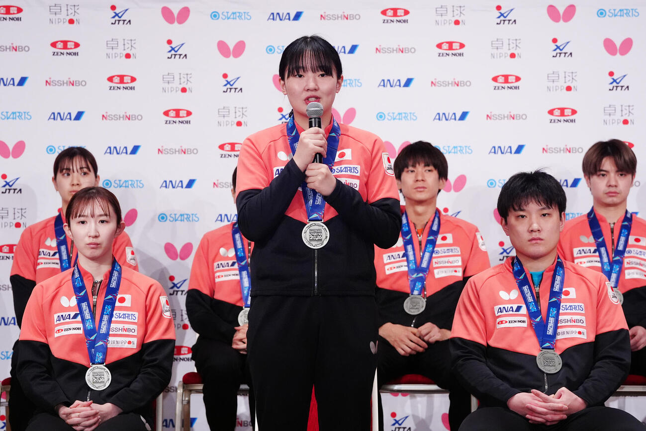 世界選手権団体戦が行われた英国・ロンドンから帰国し、会見を行う卓球日本代表の張本美和（中央）。右は兄の張本智和、左は早田ひな（撮影・江口和貴）