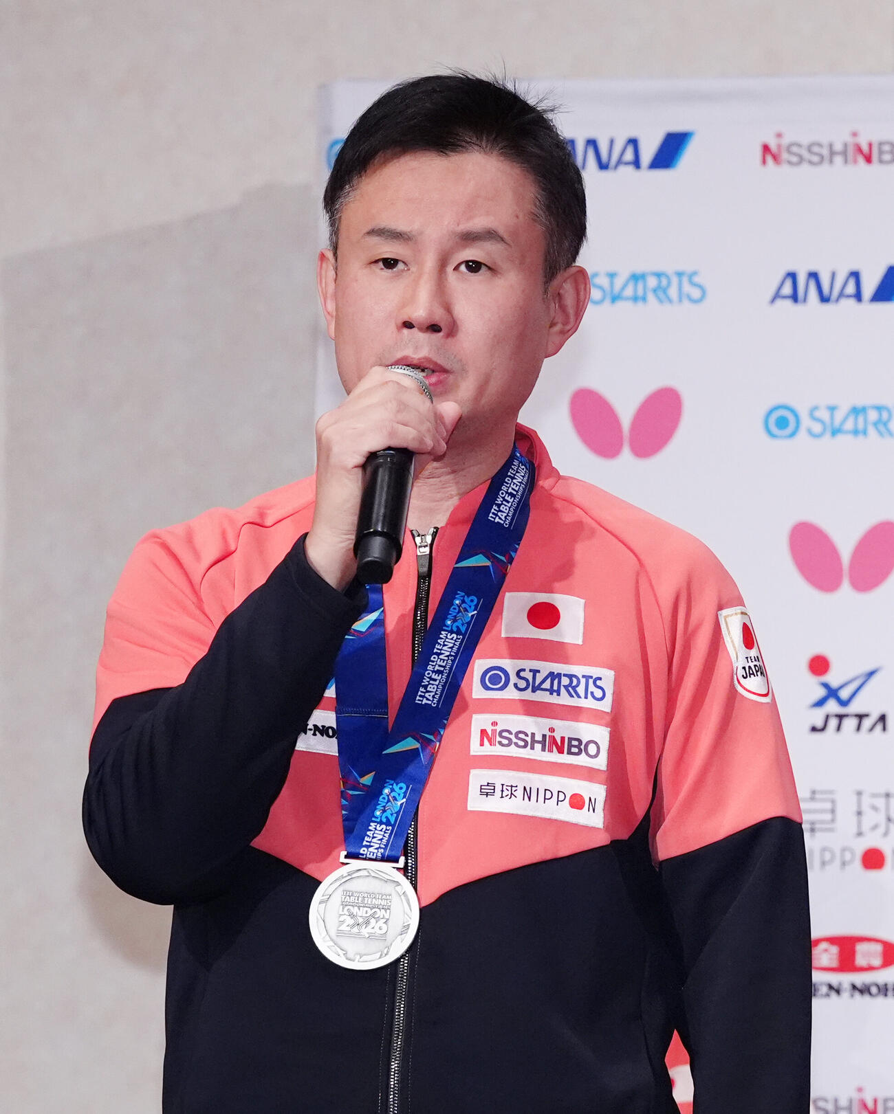 世界選手権団体戦が行われた英国・ロンドンから帰国し、会見を行う卓球女子日本代表の中沢鋭監督（撮影・江口和貴）