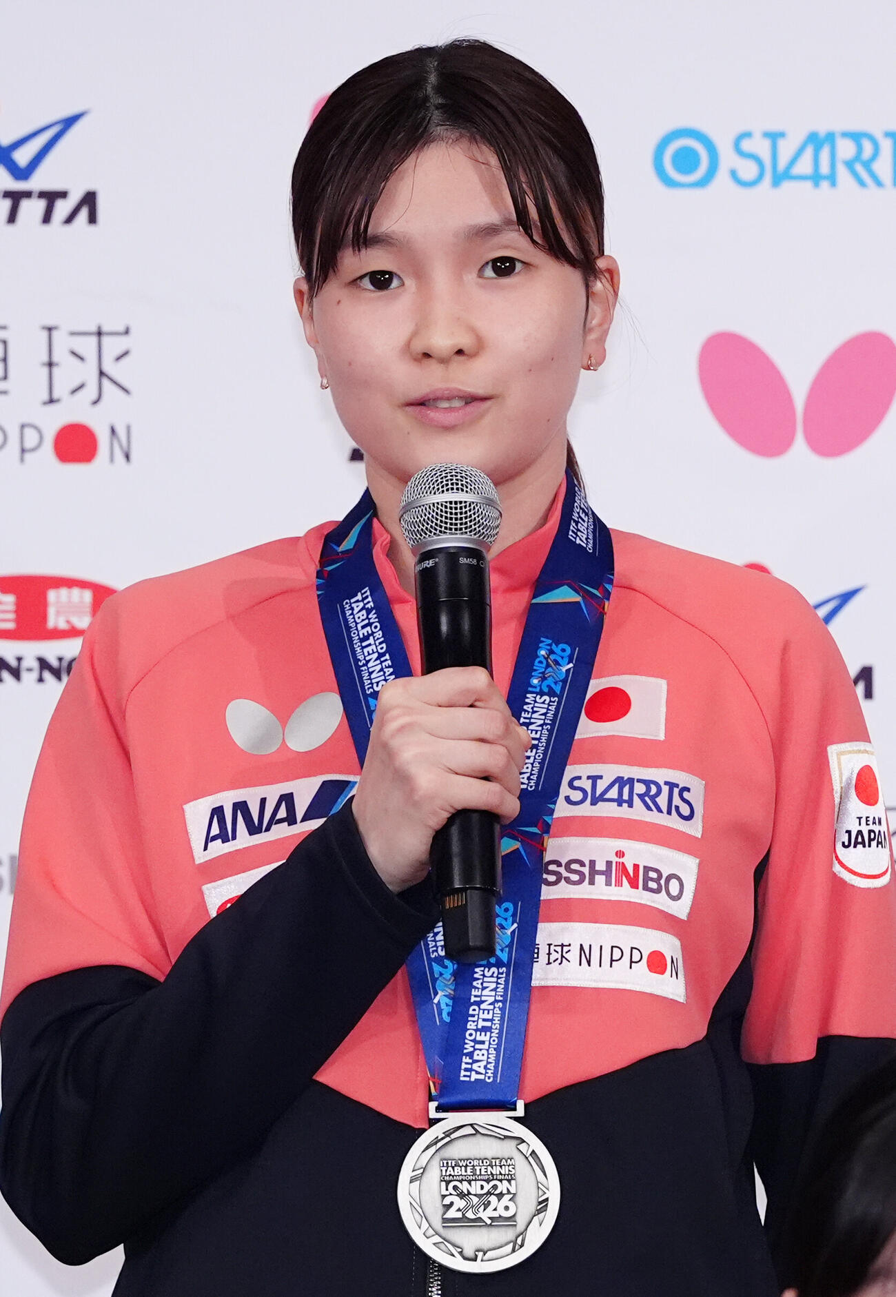 世界選手権団体戦が行われた英国・ロンドンから帰国し、会見を行う卓球日本代表の橋本帆乃香（撮影・江口和貴）