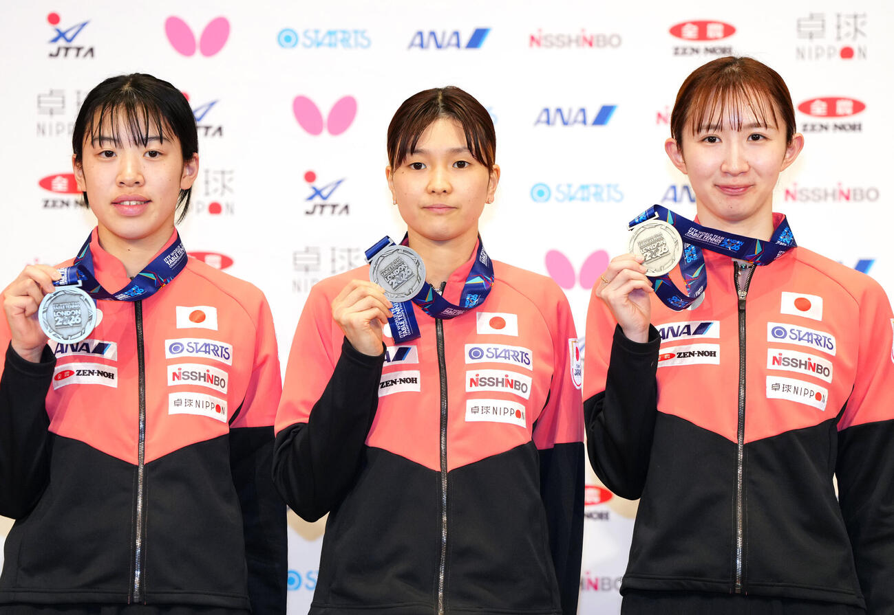 世界選手権団体戦の銀メダルを手に写真に納まる卓球女子日本代表の選手たち。左から面手凛、橋本帆乃香、早田ひな（撮影・江口和貴）