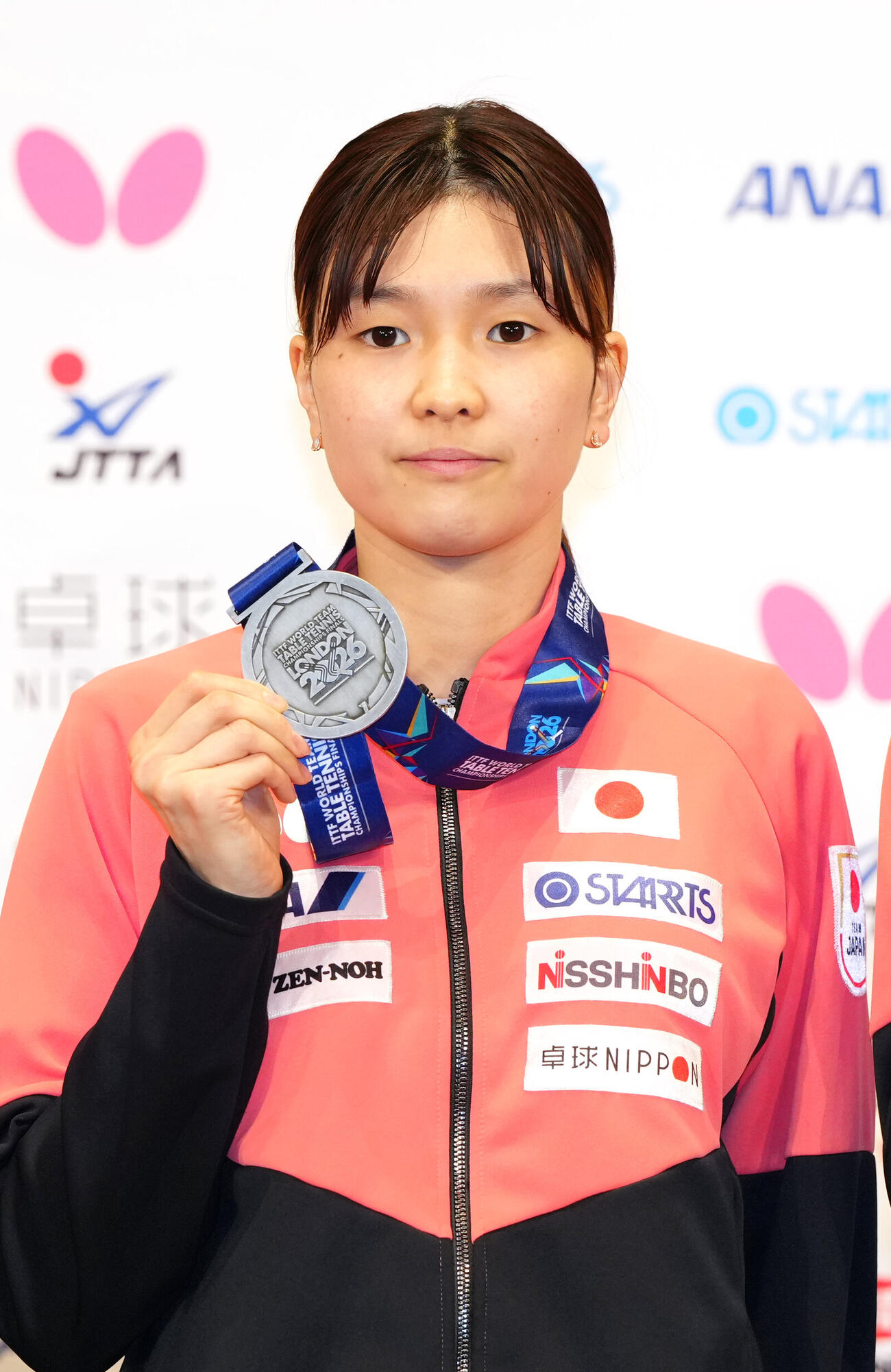 世界選手権団体戦の銀メダルを手に写真に納まる卓球女子日本代表の橋本帆乃香（撮影・江口和貴）