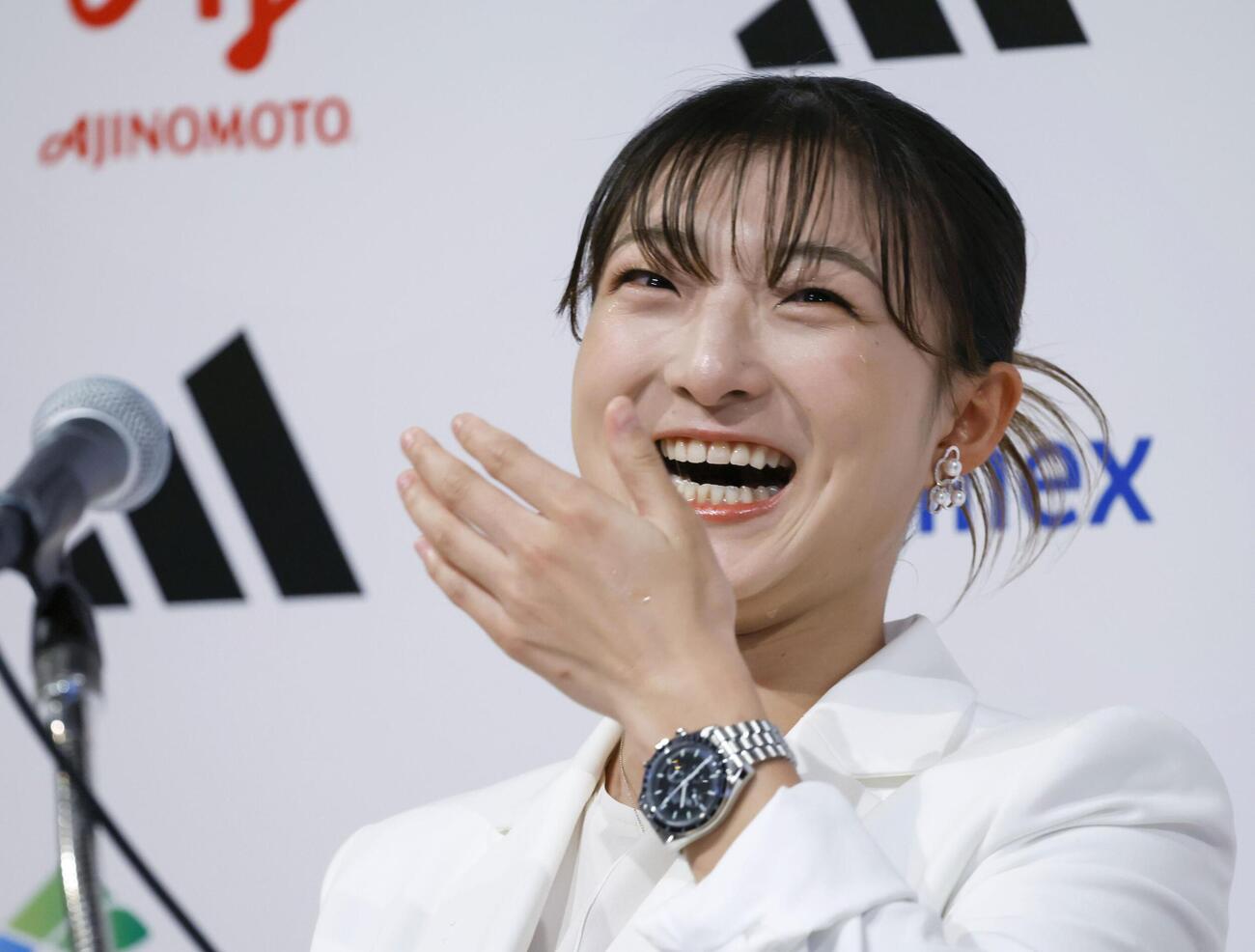 現役引退の記者会見冒頭で、涙ながらに笑顔を見せるフィギュアスケート女子の坂本花織＝13日午前、神戸市内のホテル