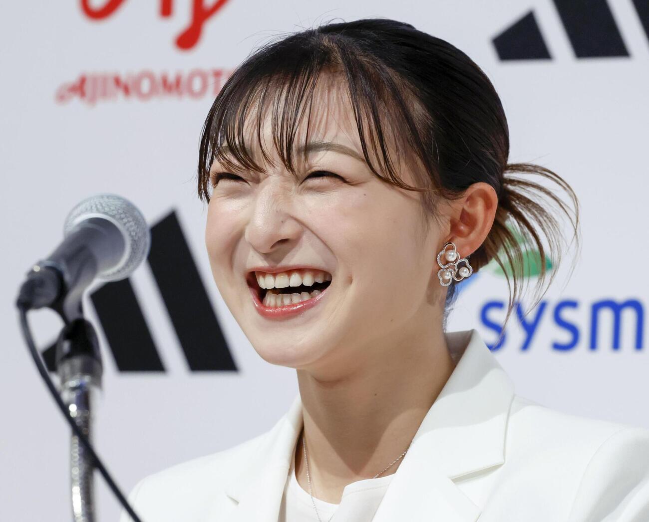 笑顔で現役引退の記者会見に臨むフィギュアスケート女子の坂本花織＝13日午前、神戸市内のホテル（共同）
