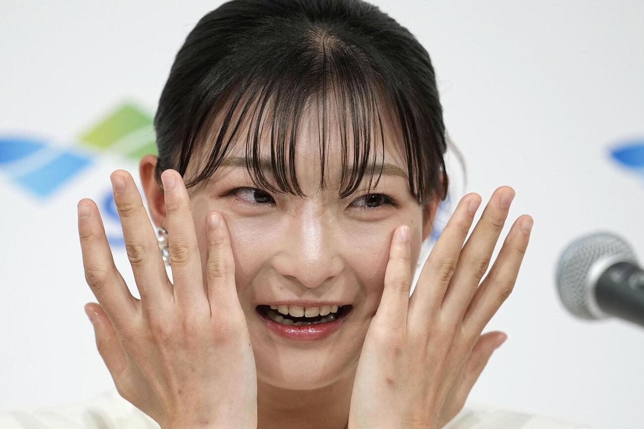 現役引退の記者会見で、涙を拭うフィギュアスケート女子の坂本花織＝13日午前、神戸市内のホテル（共同）