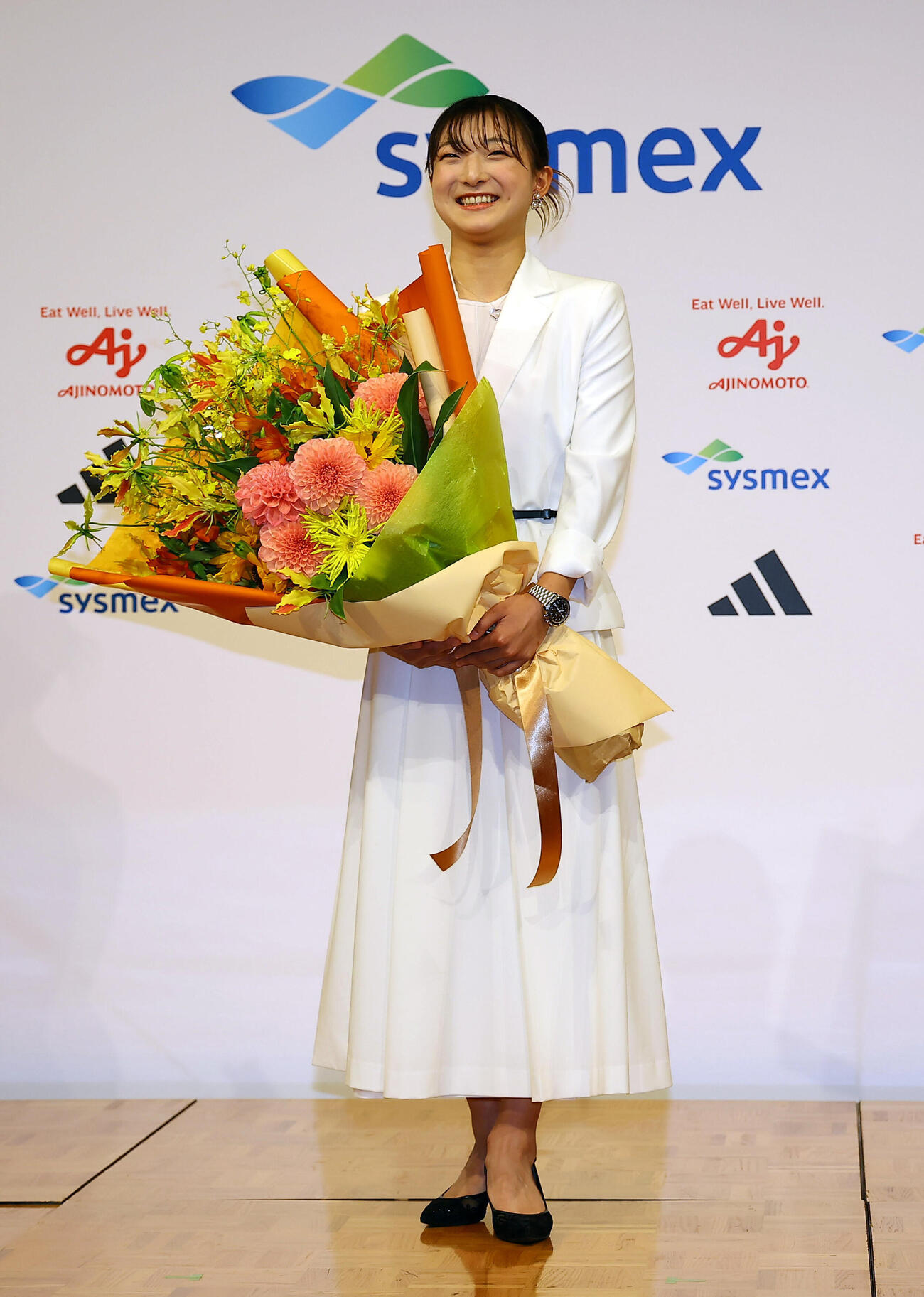 引退会見で結婚を発表したフィギュアスケート坂本花織は花束を手に笑顔を見せる（撮影・上田博志）