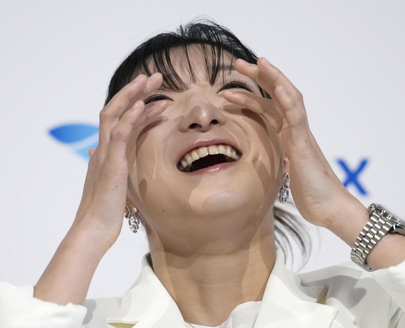 現役引退の記者会見で涙を拭うフィギュアスケート女子の坂本花織＝13日午前、神戸市内のホテル（共同）