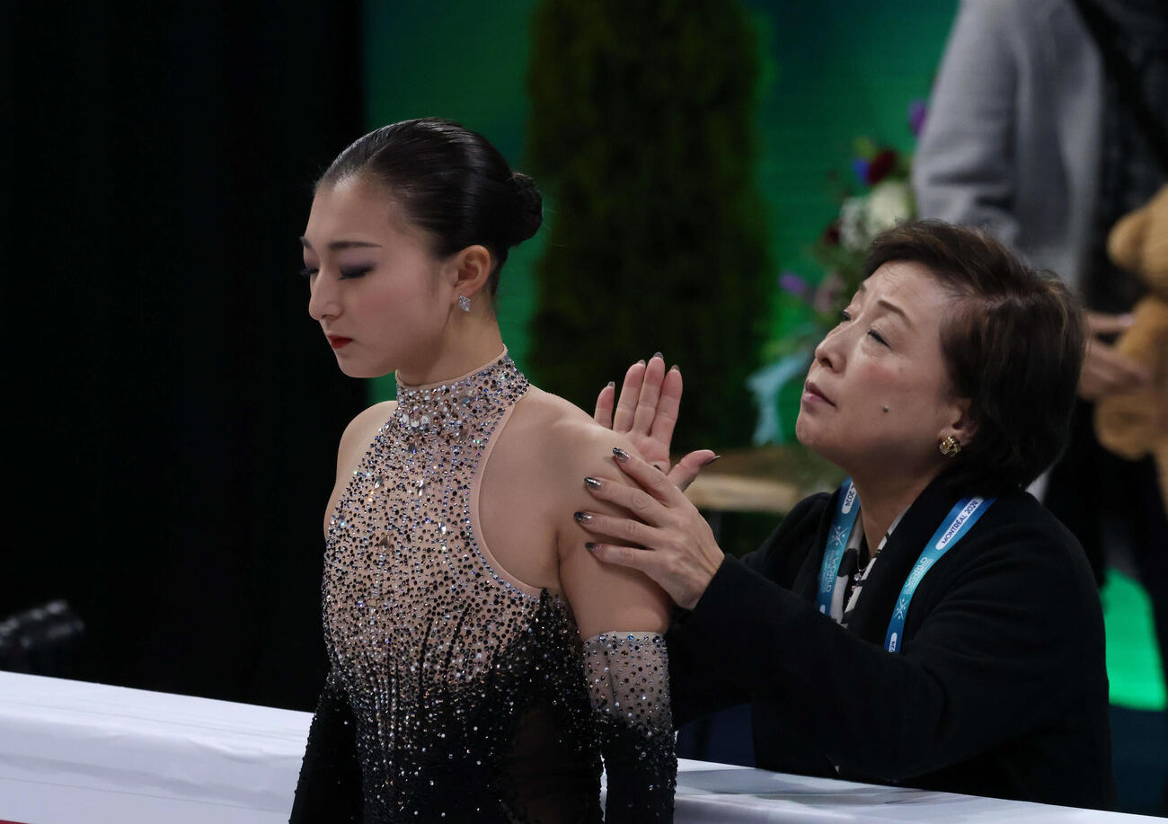 演技前に中野園子コーチ（右）から背中を押される坂本花織（2024年3月撮影）