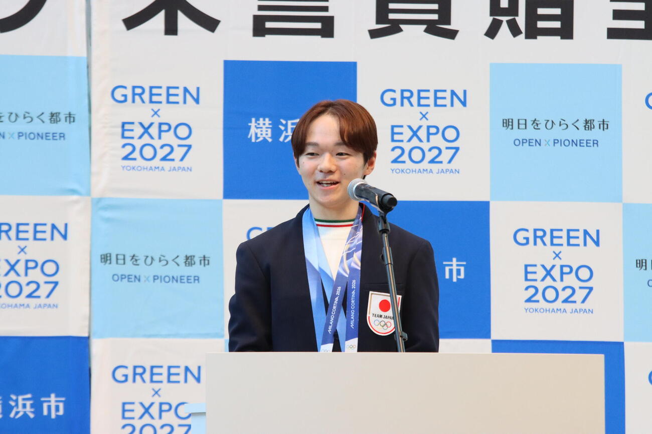 横浜市スポーツ栄誉賞を贈呈されてあいさつするフィギュアスケート男子の鍵山優真（撮影・保坂果那）