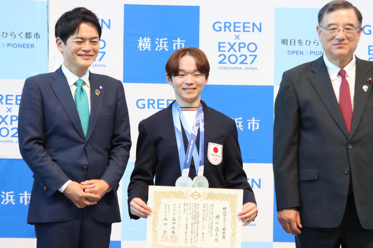横浜市スポーツ栄誉賞を贈呈されたフィギュアスケート男子の鍵山優真（中央）（撮影・保坂果那）