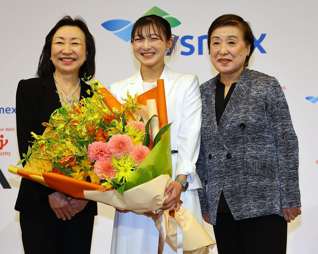 サプライズで登場し坂本花織（中央）と記念撮影する中野園子コーチ（右）とグレアム充子コーチ（撮影・上田博志）