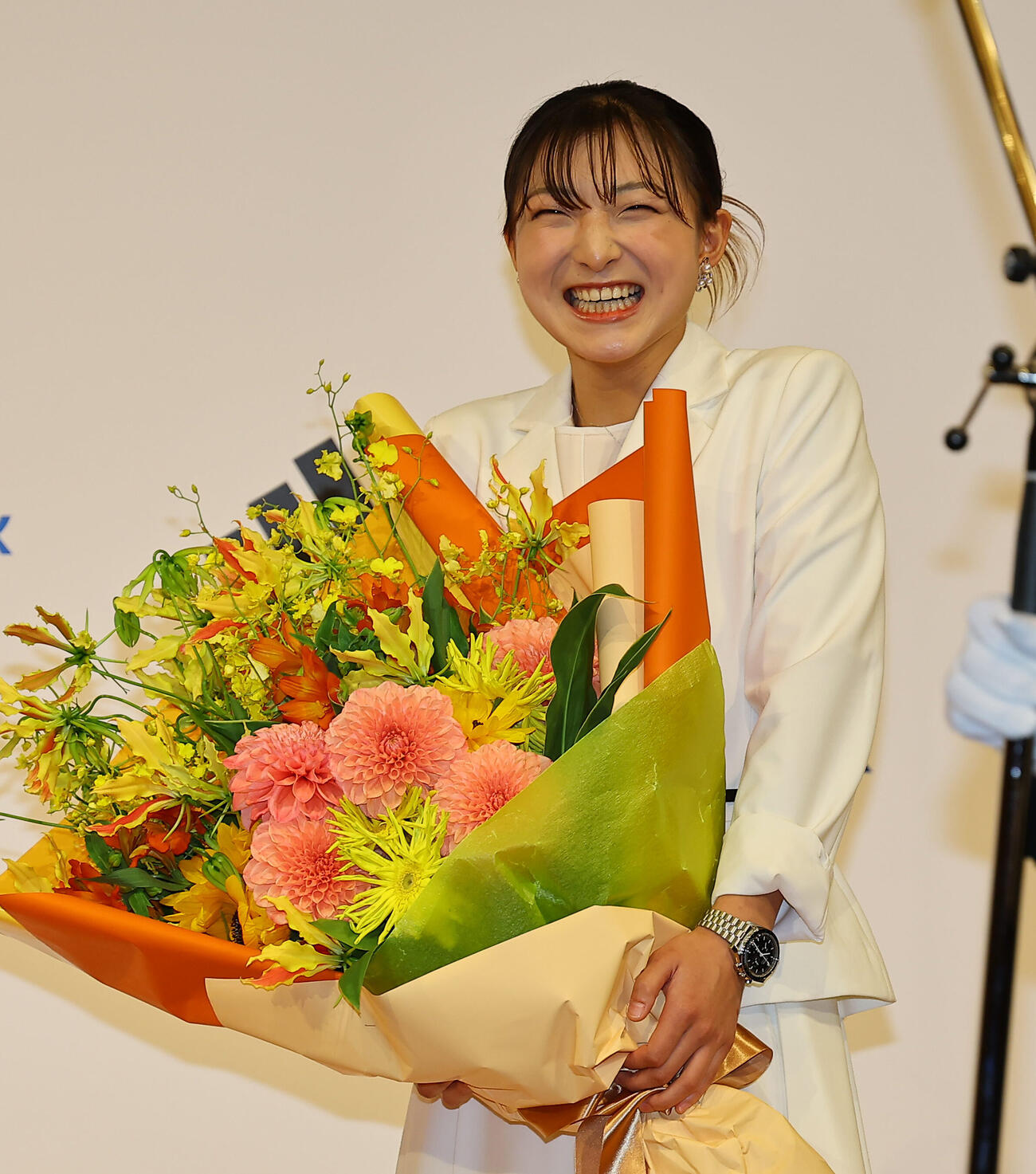 引退会見で結婚を発表したフィギュアスケート坂本花織は花束を手に笑顔を見せる（撮影・上田博志）